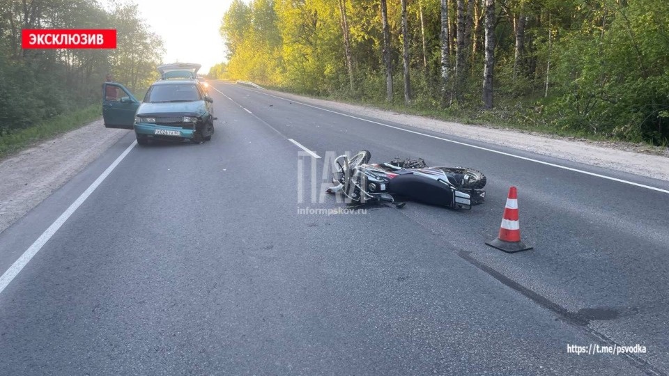 Мотоциклиста доставили в больницу в тяжелом состоянии после ДТП под Псковом Мотоциклиста доставили в больницу в тяжелом состоянии после ДТП под Псковом