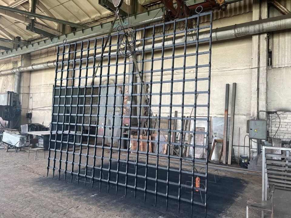 Специалисты изготовили подъемную решетку для башни Нижних решеток в Печорах