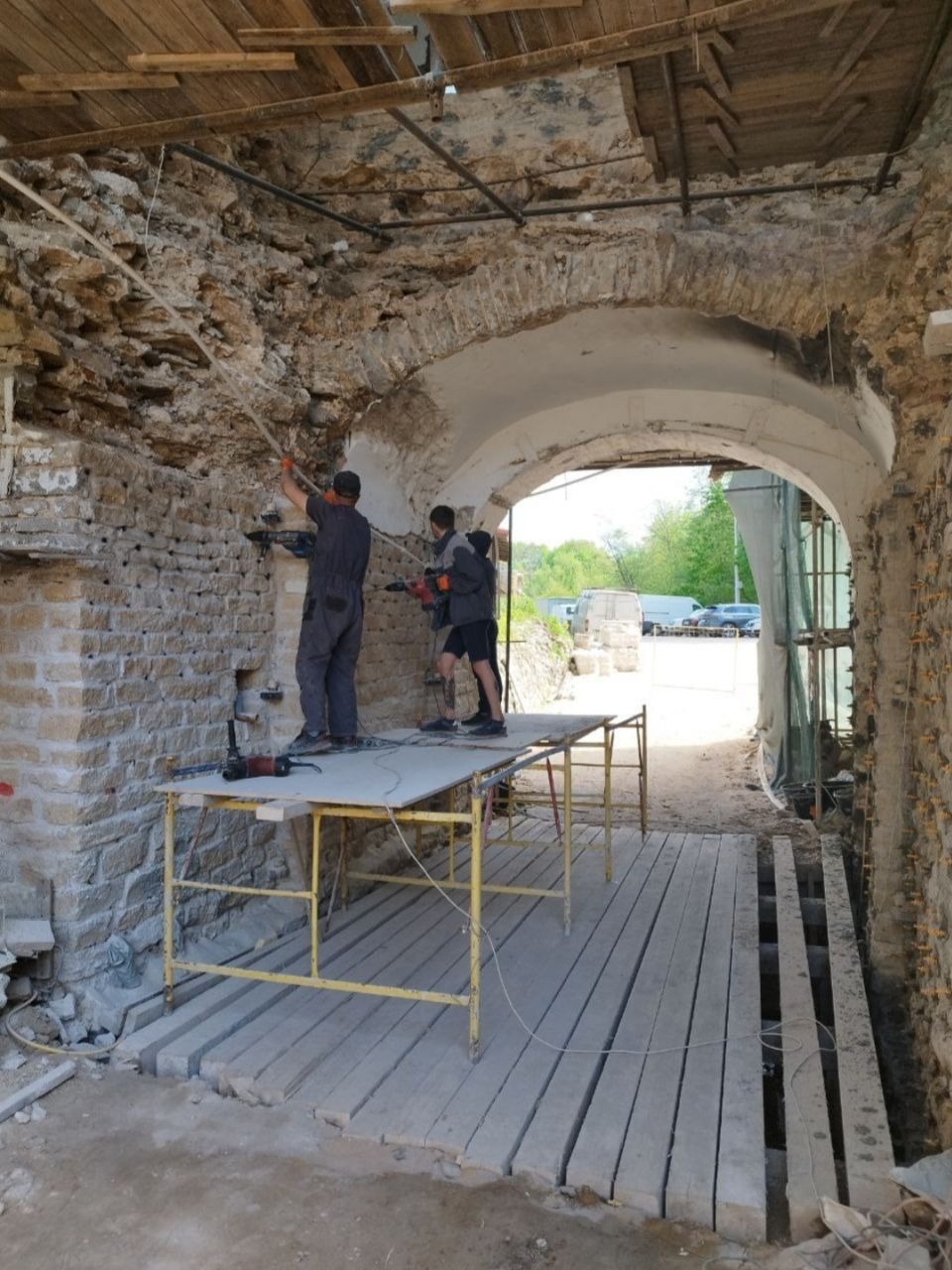 Специалисты изготовили подъемную решетку для башни Нижних решеток в Печорах