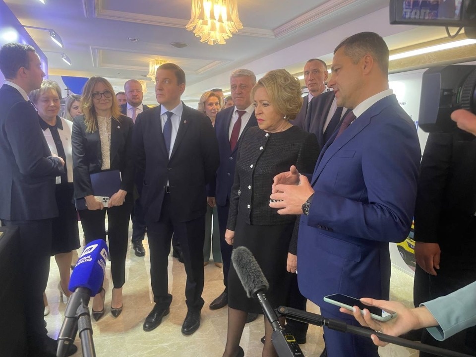 Валентина Матвиенко осмотрела псковскую выставку в Совете Федерации РФ
