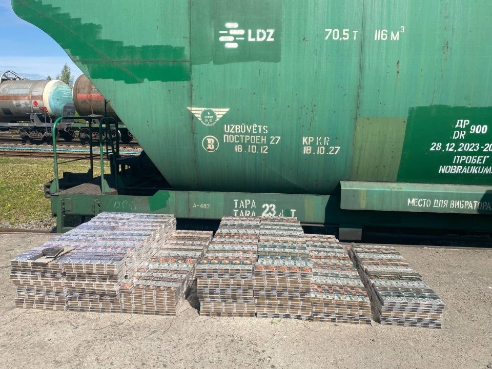 Псковские пограничники обнаружили в вагоне следовавшего в Латвию грузового поезда сигареты на полмиллиона рублей