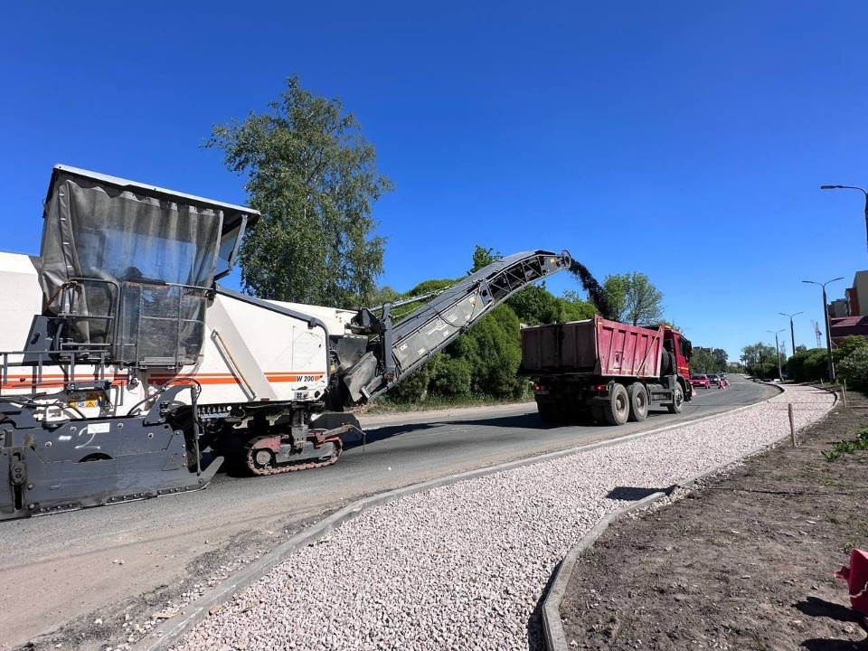 Старое дорожное покрытие срезают на улице Ипподромной в Пскове