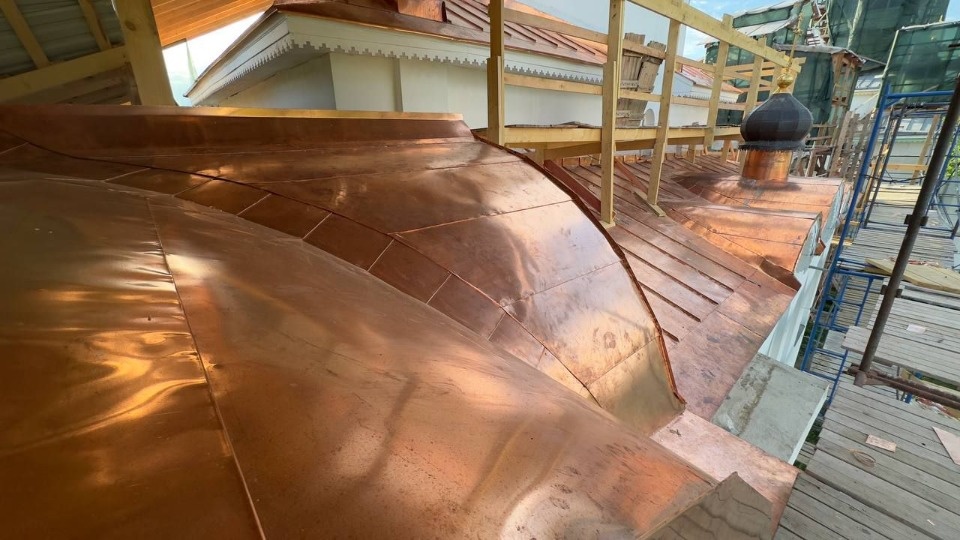 Кровлю и стропильную систему меняют в Иоанно-Богословском монастыре под Псковом