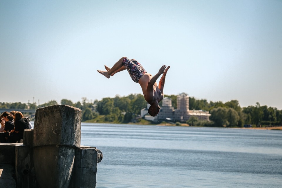 В МЧС призвали псковичей не прыгать в реку Великую с набережной