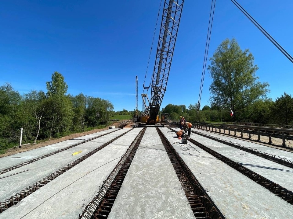 28-метровый мост капитально ремонтируют в Плюсском районе по нацпроекту