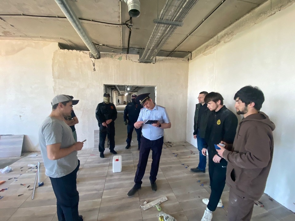 Полиция пресекла незаконную трудовую деятельность иностранцев в Псковской области