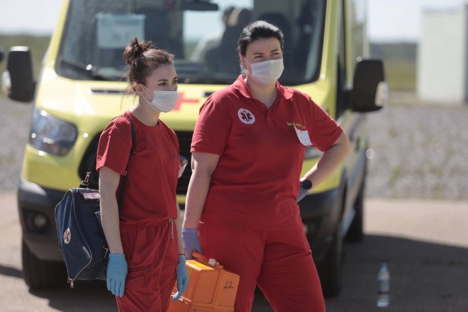 Псковские медики провели противошоковую терапию пострадавшим в ДТП в Ленобласти