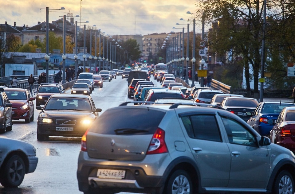 Разворот на площади Ленина при движении с Ольгинского моста запретили в Пскове