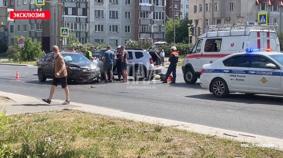 Три человека пострадали в результате ДТП в Пскове Три человека пострадали в результате ДТП в Пскове