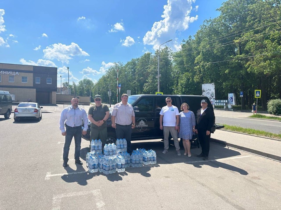 Псковский профсоюз передал минеральную воду АНО «Дружина»