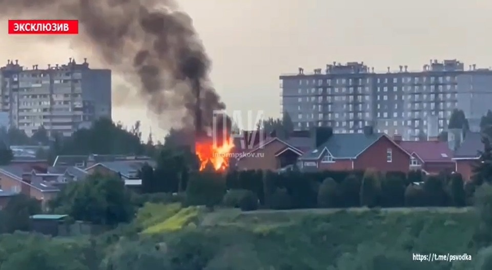 Пожар произошел из-за удара молнии в псковском коттеджном поселке