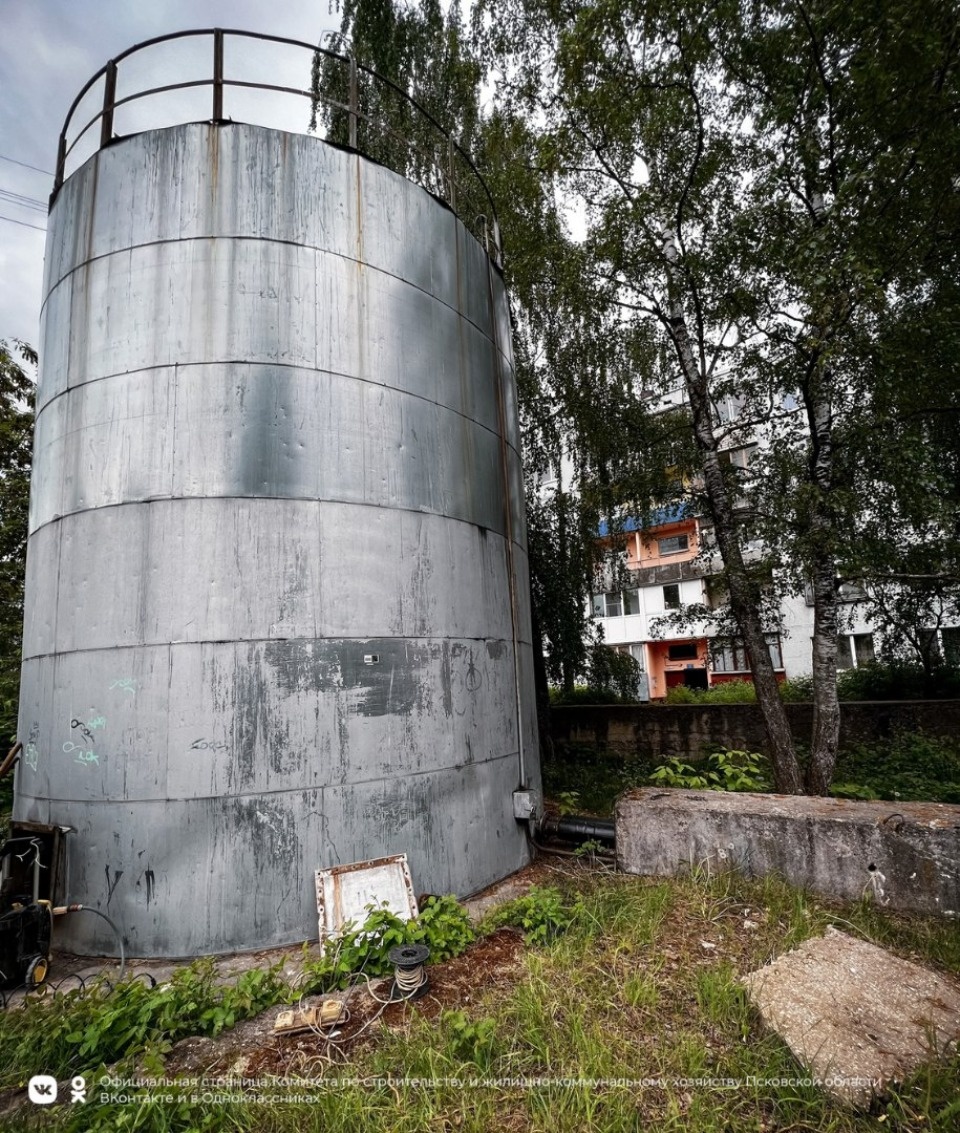 В Пскове прочистили аккумуляторный бак горячего водоснабжения на улице Алёхина