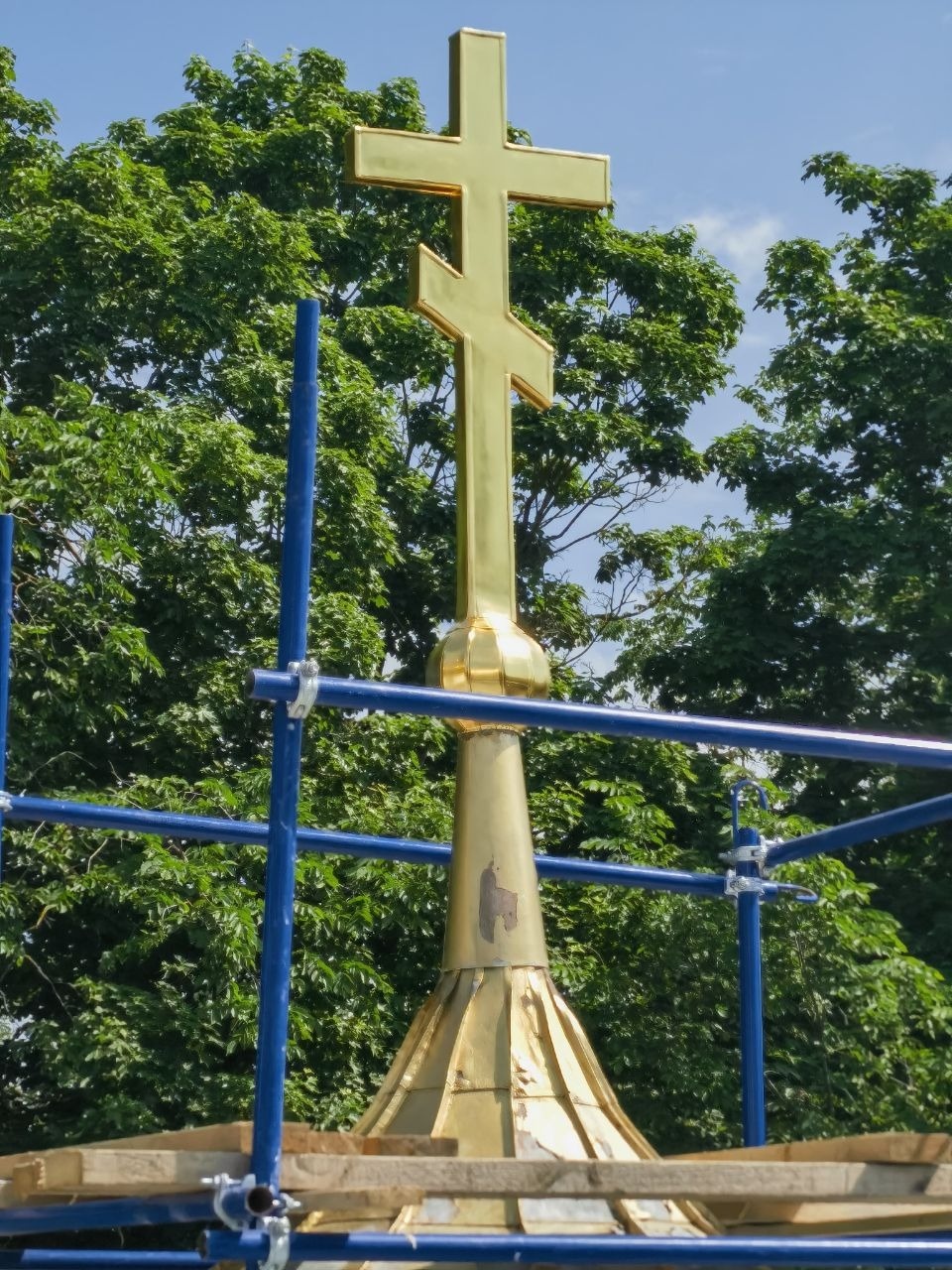 Отреставрированный крест на церкви Алексия Человека Божия освятили в Пскове