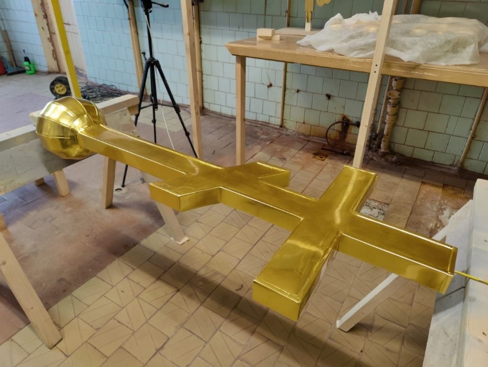 Отреставрированный крест на церкви Алексия Человека Божия освятили в Пскове