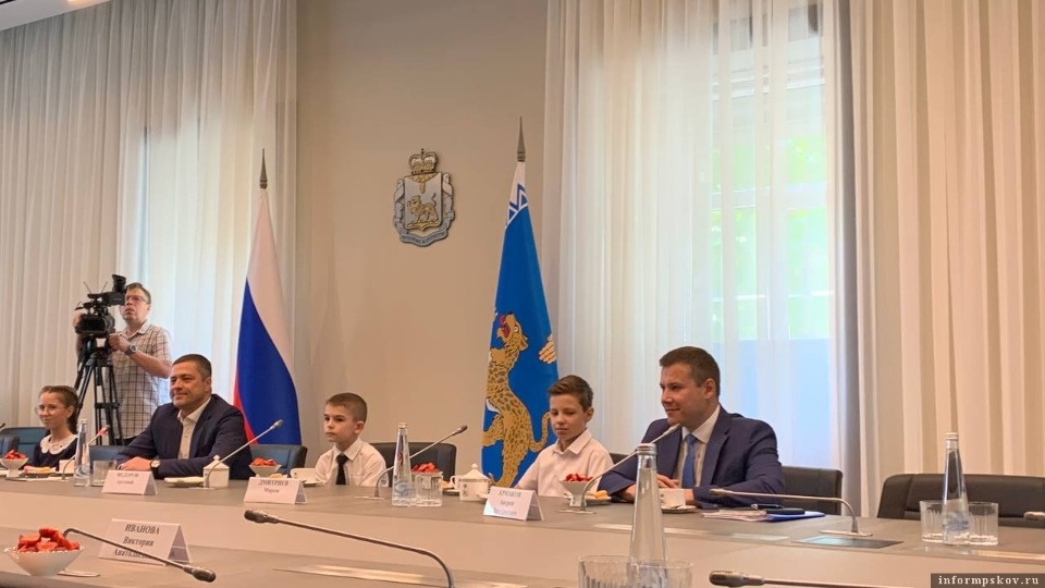 Стартовала встреча победителей «Губернаторского дневника» с Михаилом Ведерниковым 