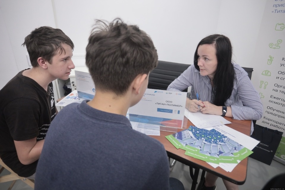 На ярмарке вакансий школьники и студенты узнали о трудоустройстве на заводе «Титан-Полимер»