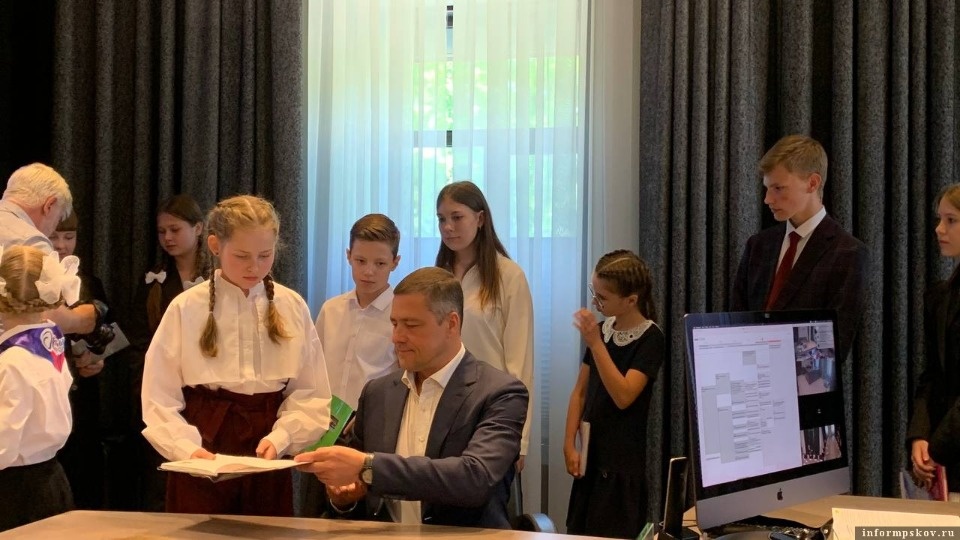 Псковские отличники побывали в кабинете у Михаила Ведерникова и получили его автограф