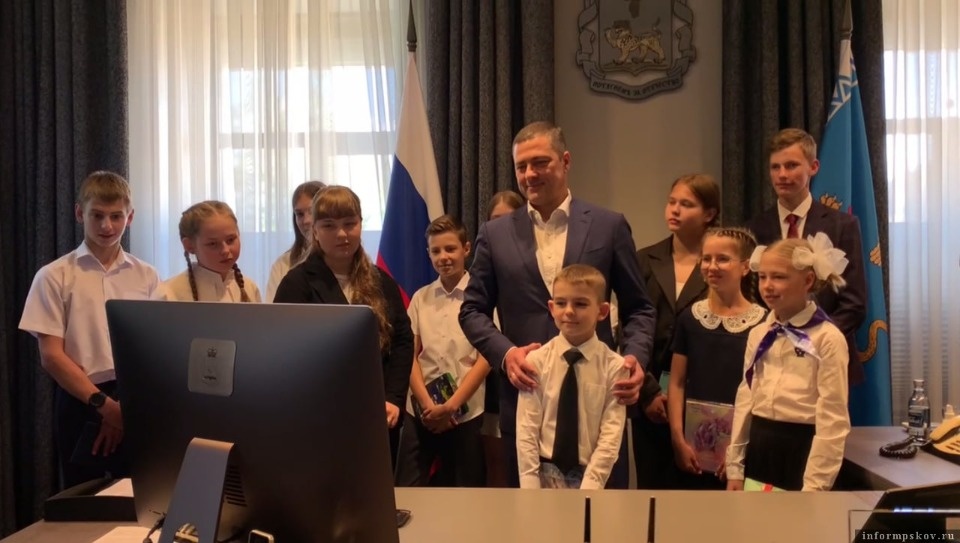 Михаил Ведерников поручил главе Пскова оперативно отрабатывать запросы по поводу вывоза мусора