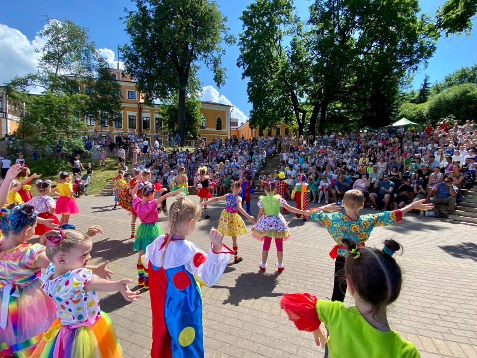 Площадки больших семейных выходных в Пскове посетили свыше тысячи детей