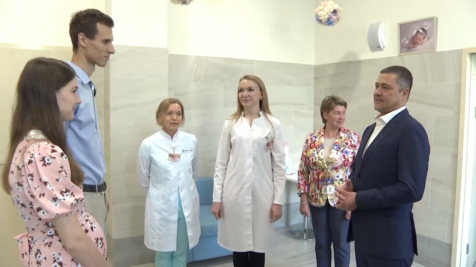 Михаил Ведерников вручил родителям тройняшек два сертификата на улучшение жилищных условий 