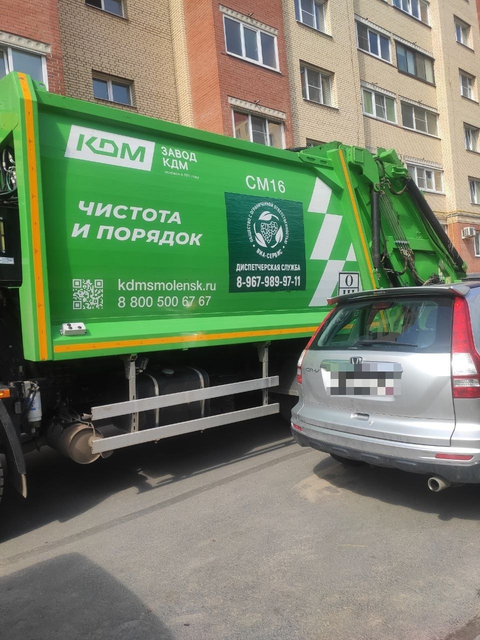 В Пскове работают мусоровозы из других регионов России