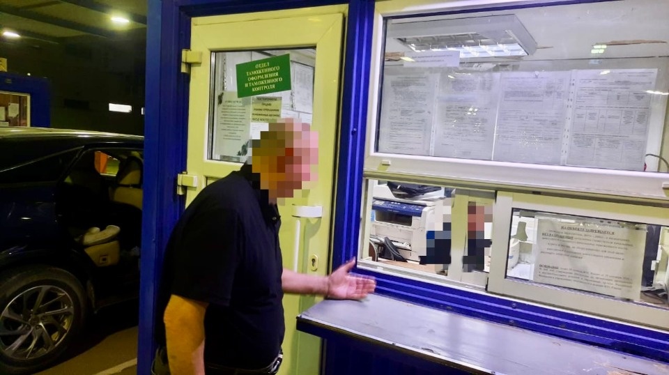 Немец пытался дать взятку псковскому таможеннику за провоз одежды и ковров в Россию Немец пытался дать взятку псковскому таможеннику за провоз одежды и ковров в Россию