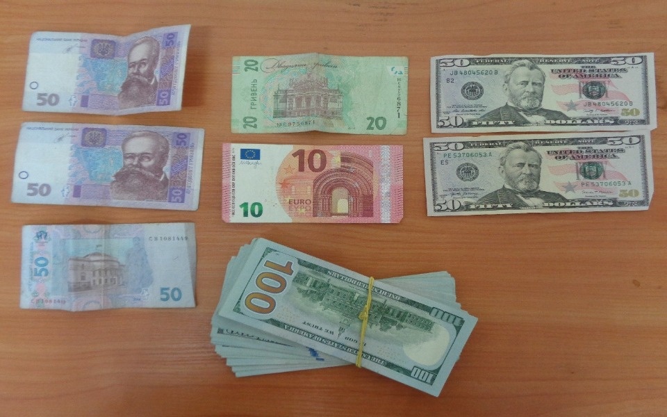 Украинка пыталась вывезти из России через псковскую госграницу свыше 10 тысяч долларов Украинка пыталась вывезти из России через псковскую госграницу свыше 10 тысяч долларов