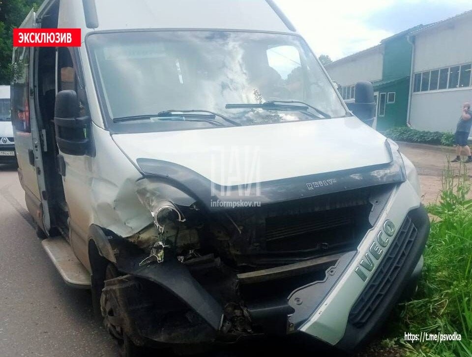 Два человека пострадали в аварии с микроавтобусом в Великих Луках Два человека пострадали в аварии с микроавтобусом в Великих Луках