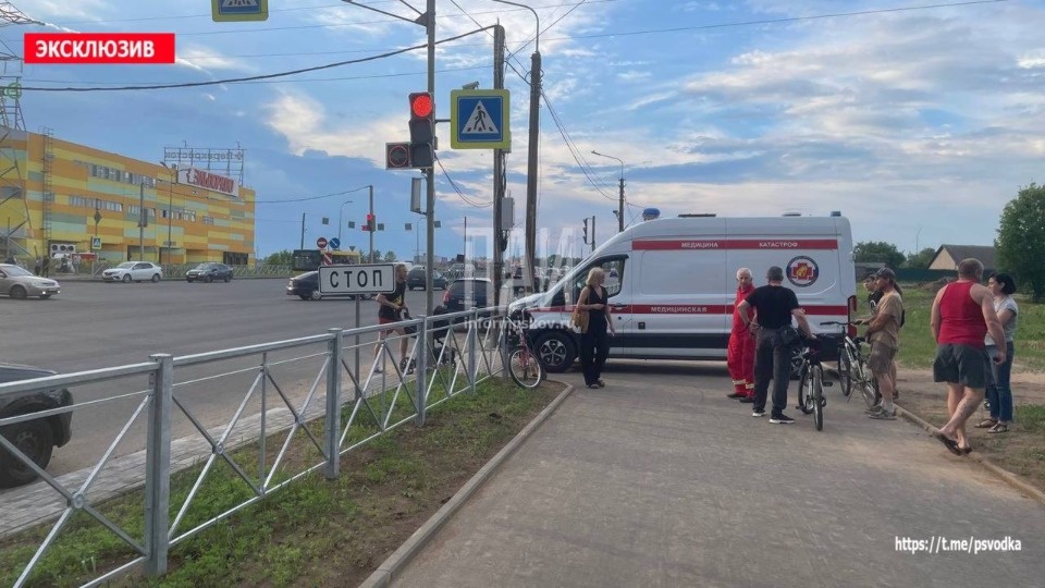 В Пскове из-за столкнувшихся велосипедистов пострадала женщина-пешеход В Пскове из-за столкнувшихся велосипедистов пострадала женщина-пешеход