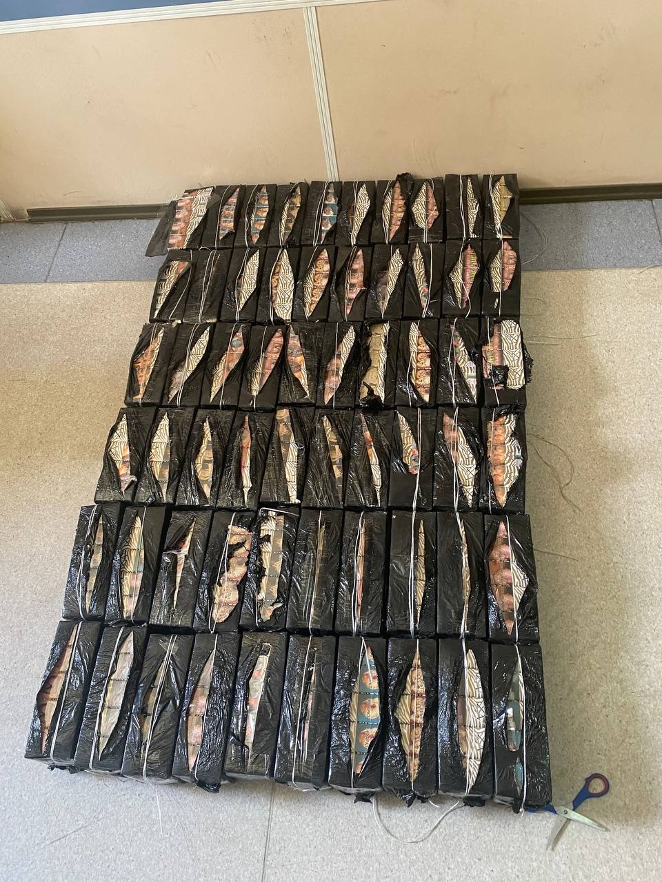 Сигареты на 600 тысяч рублей обнаружили в вагонах поездов, следовавших через Псковскую область в Латвию