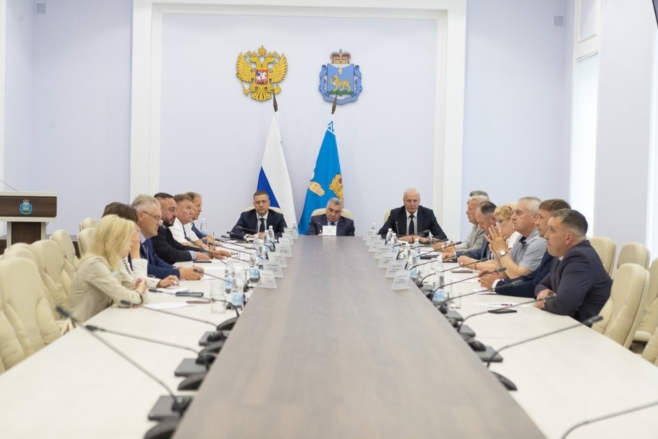 Михаил Ведерников встретился с депутатскими фракциями Псковского областного Собрания