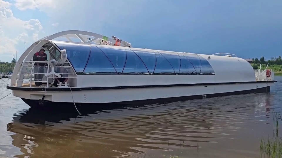 Пассажирское судно «Иния» спустили на воду в Псковской области