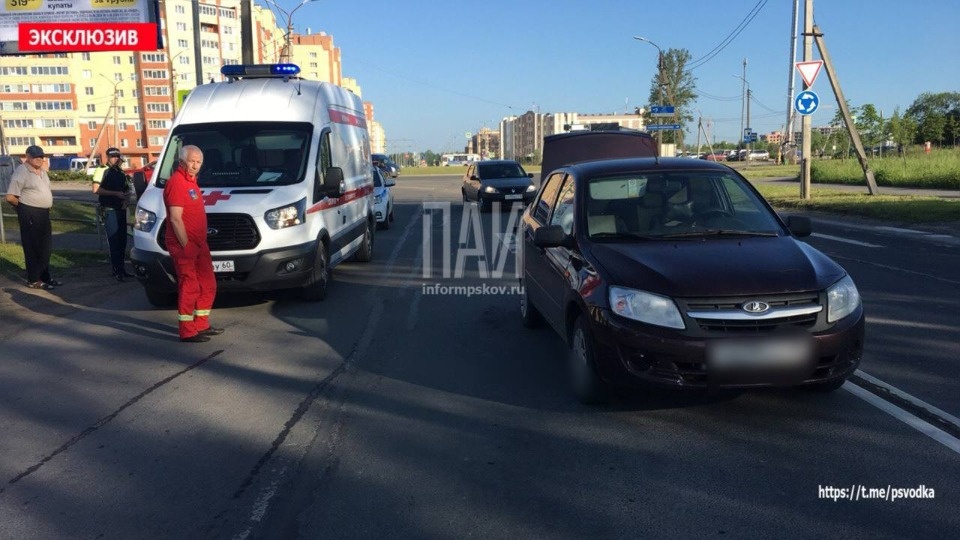Велосипедистке потребовалась госпитализация после ДТП в Пскове Велосипедистке потребовалась госпитализация после ДТП в Пскове