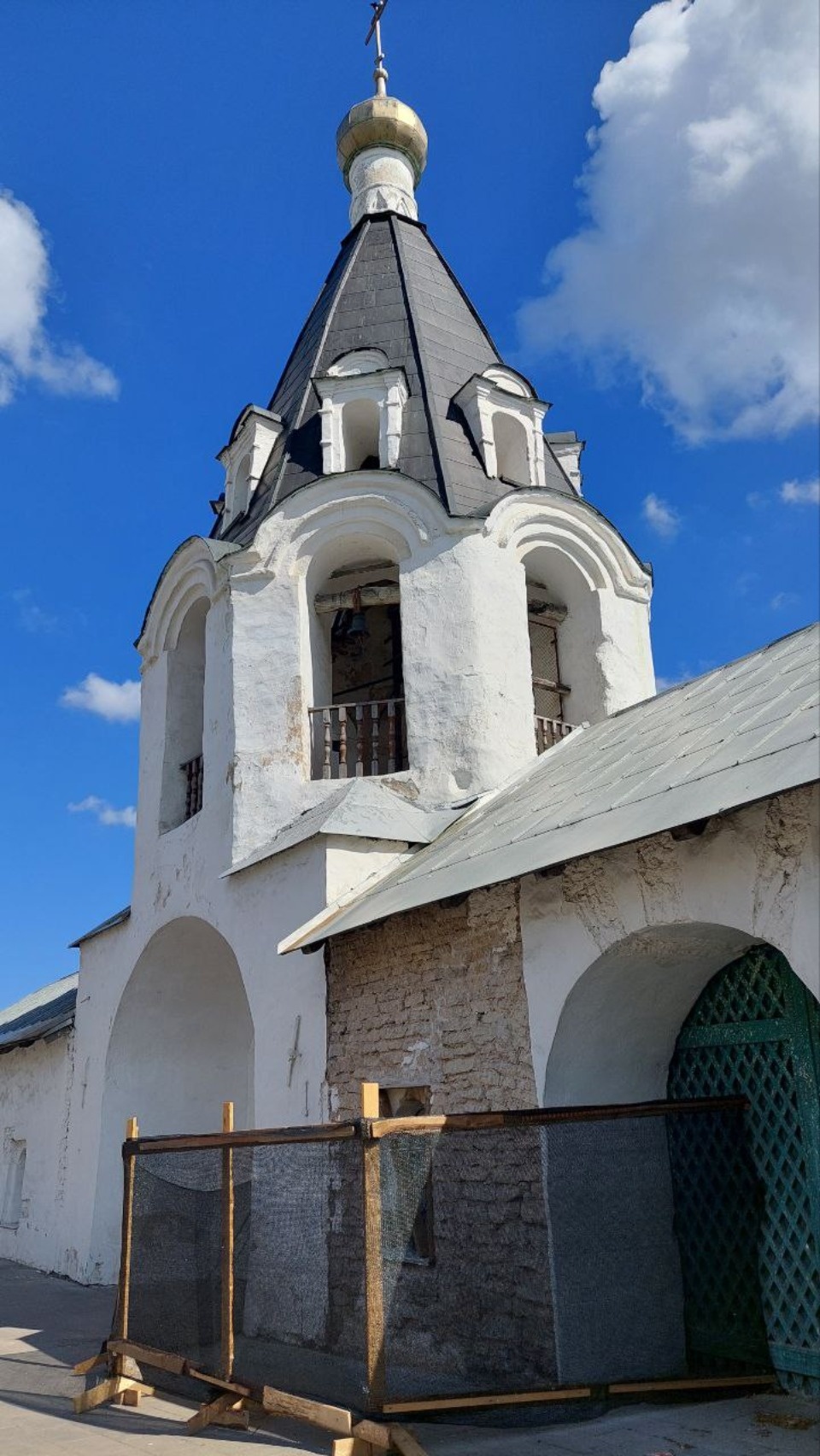 В церкви Михаила Архангела с колокольней в Пскове проводят первоочередные противоаварийные работы