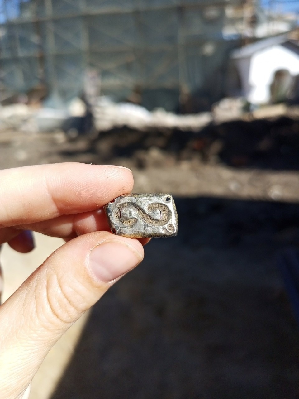 Тисненые накладки обнаружили на раскопе у церкви Николы со Усохи в Пскове