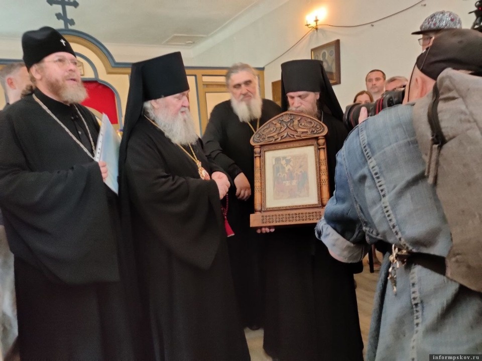 Псковской епархии передали ковчежную икону XVI века