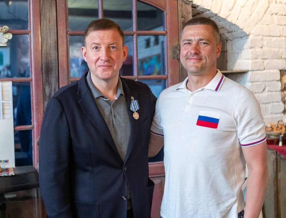 Михаил Ведерников вручил Андрею Турчаку медаль «За заслуги перед Псковской областью»