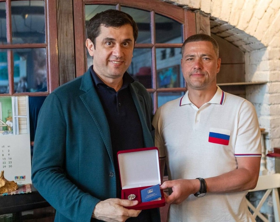 Михаил Ведерников вручил Андрею Турчаку медаль «За заслуги перед Псковской областью»