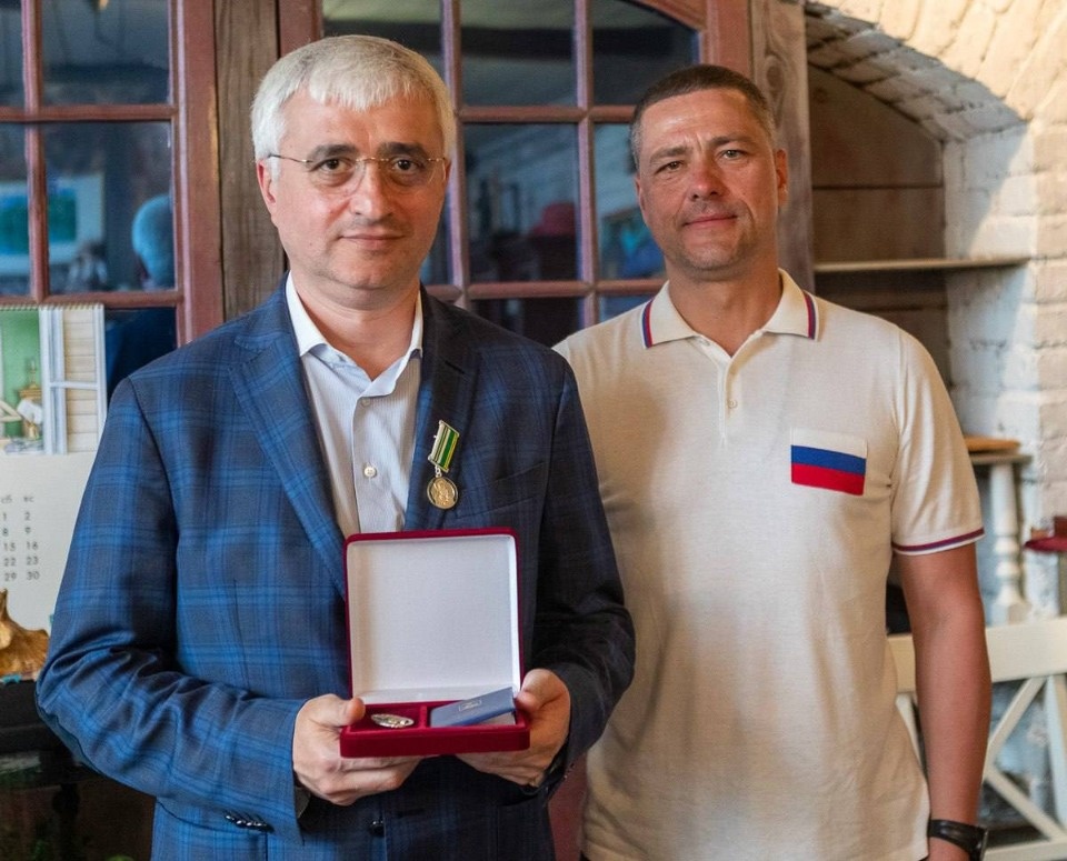 Михаил Ведерников вручил Андрею Турчаку медаль «За заслуги перед Псковской областью»