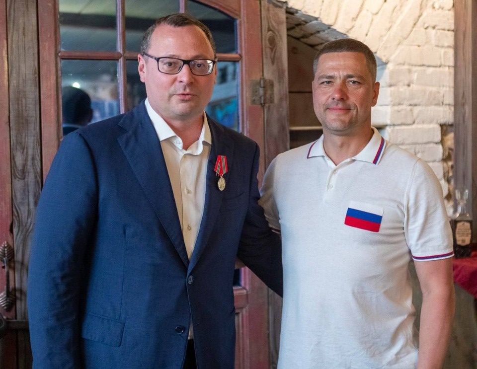 Михаил Ведерников вручил Андрею Турчаку медаль «За заслуги перед Псковской областью»