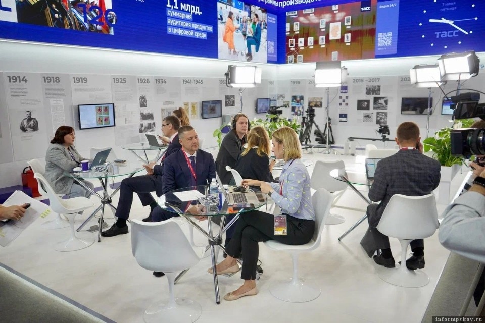 Михаил Ведерников возглавляет псковскую делегацию на ПМЭФ