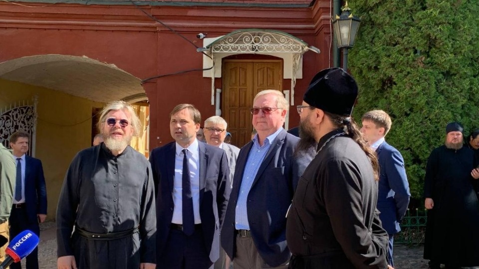 Благоустроенные объекты в Печорах осмотрел Сергей Степашин