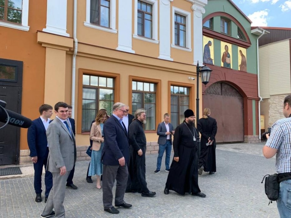 Благоустроенные объекты в Печорах осмотрел Сергей Степашин