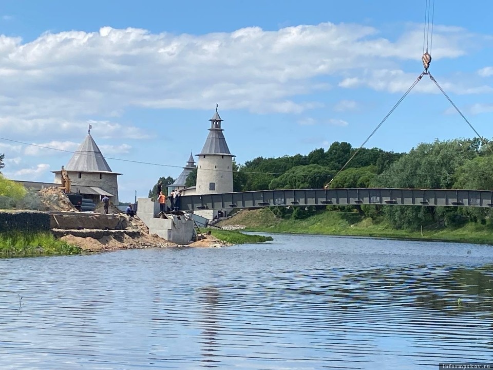 В Пскове установили пролет нового пешеходного моста через реку Пскову