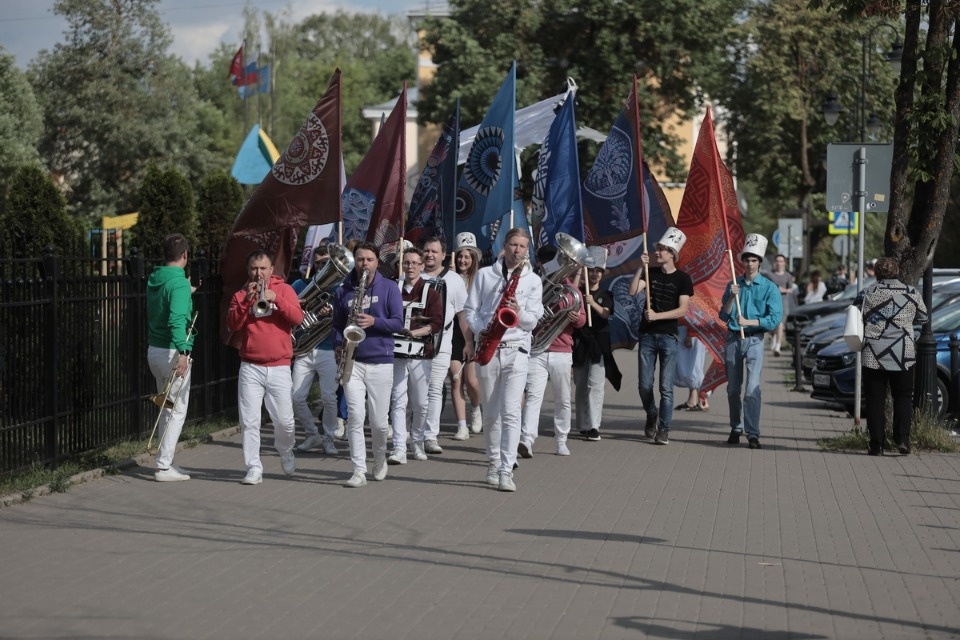 В ногу с Пушкиным В ногу с Пушкиным