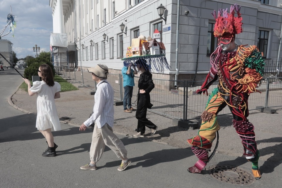 В ногу с Пушкиным В ногу с Пушкиным