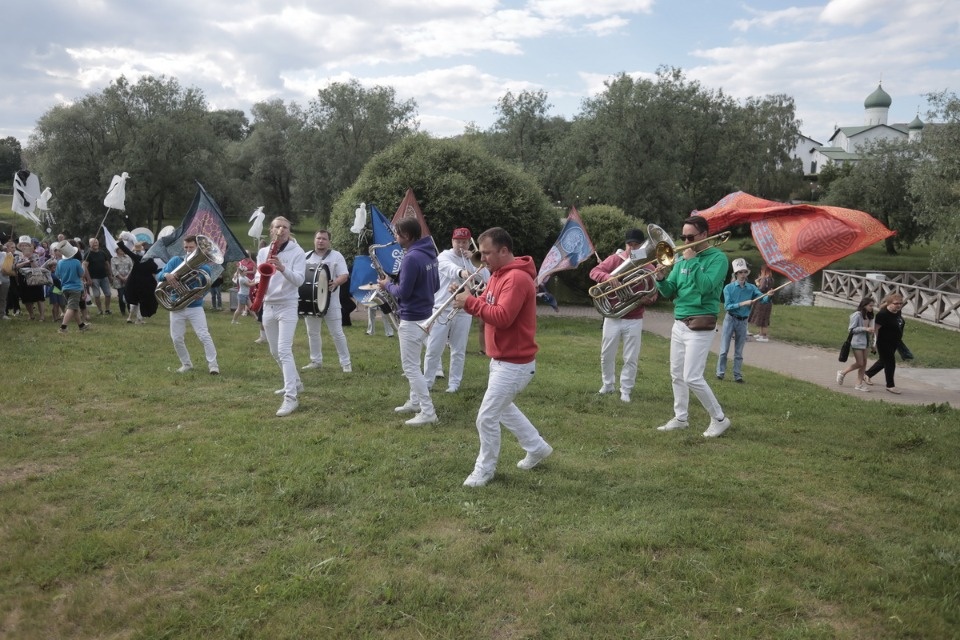 В ногу с Пушкиным В ногу с Пушкиным