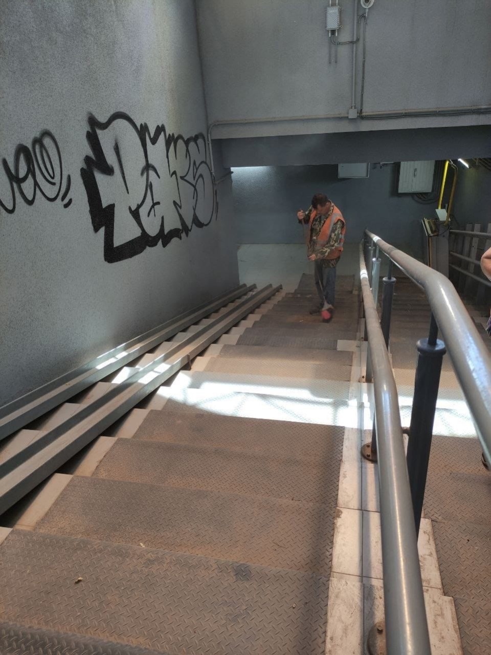 Вандалы разрисовали стену подземного перехода в Великих Луках