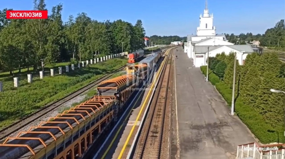 Несовершеннолетний упал с моста железнодорожной станции в Дно  