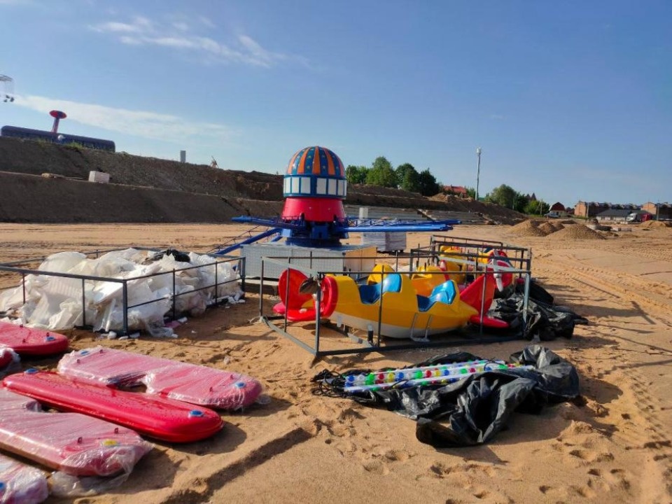  В парке «Волшебная гора» в Пскове продолжают устанавливать новые аттракционы 